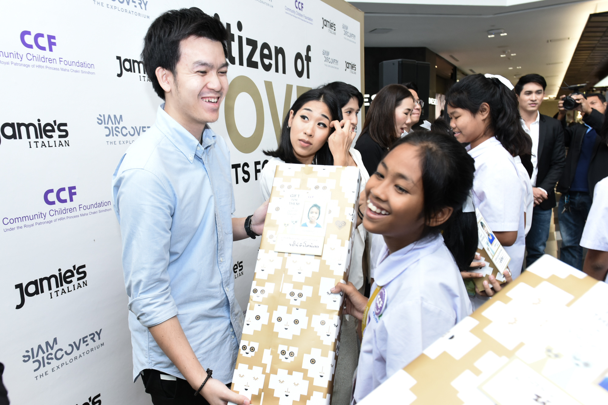 บรรยากาศมอบของขวัญเต็มไปด้วยรอยยิ้มแห่งความสุข