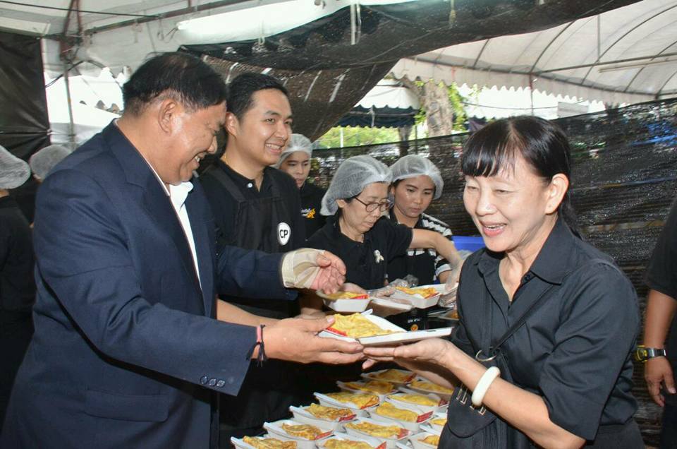 ผู้ว่าฯทอดไข่เจียว