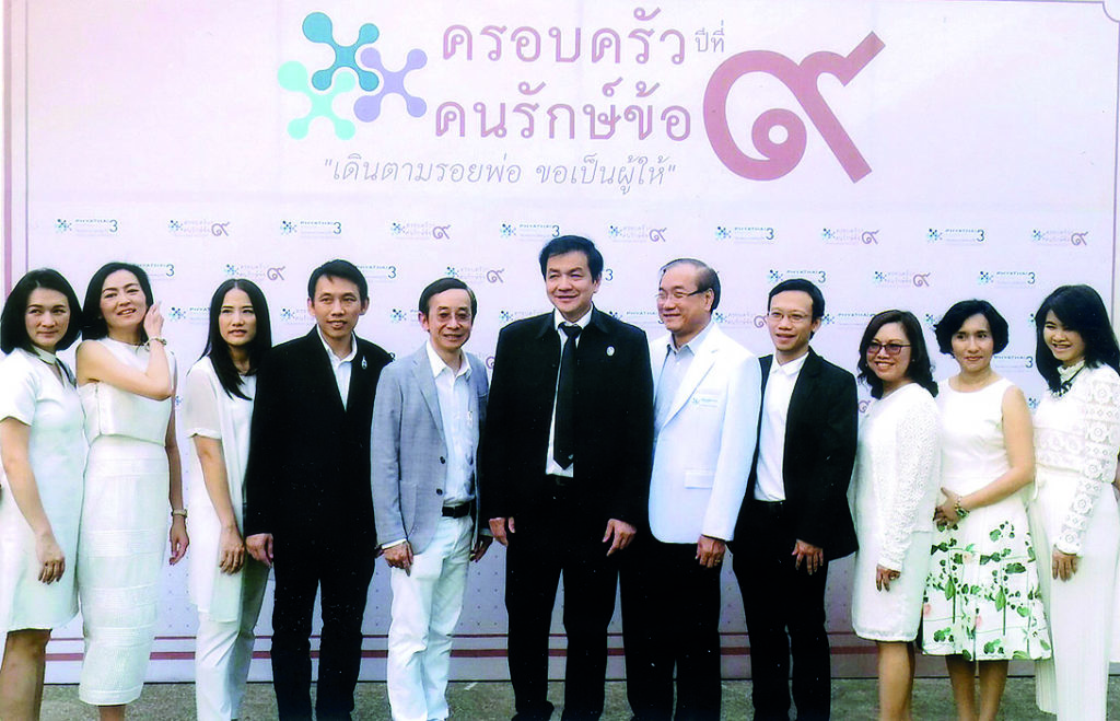 ผ่าตัดข้อเข่า - นพ.สุรพล โล่ห์สิริวัฒน์ ผอ.รพ.พญาไท 9 รศ.นพ.กีรติ เจริญชลวานิช แพทย์ผู้เชี่ยวชาญด้านกระดูกและข้อตลอดผู้บริหาร ร่วมเปิดงานการจัดผ่าตัดข้อเข่า 70 ข้อ ผ่าตัดรักษาต้อกระจก 70 ดวงตา ณ สวนสาธารณะเฉลิมพระเกียรติ 6 รอบพระชนม์พรรษา (สวนสาธารณะพระราม 9) เมื่อเร็วๆ นี้