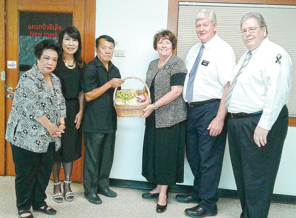 พบปะ - Mr.Jeffrey Rock. Mr.Elder Steve Pollmann, Sister Shauna Pollmann และสุปรีดา วงศ์วิรภาพ แห่งศาสนจักรของพระเยซูคริสต์แห่งวิสุทธิชนยุคสุดท้าย พบปะแลกเปลี่ยนความคิดเห็นกับสมหมาย ปาริจฉัตต์ รองประธานกรรมการ บริษัท มติชน จำกัด (มหาชน) เมื่อเร็วๆ นี้