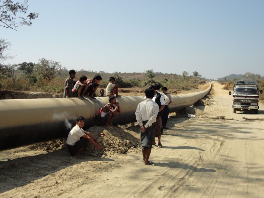 ท่อส่งน้ำมันจากรัฐอาระกันในพม่าไปยังจีน (ภาพจาก http://arakanoilwatch.org/latest-photos-from-china-burma-oil-and-gas-pipeline-construction-in-kauk-phyu-township-of-arakan-state-burma-3/)
