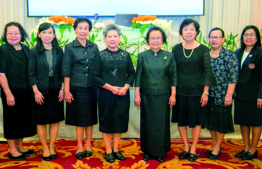 พยาบาลขั้นสูง - รศ.จินตนา ยูนิพันธุ์ นายกสมาคมผู้ปฏิบัติการพยาบาลขั้นสูง (ประเทศไทย) เป็น ปธ.เปิดงานประชุมเชิงปฏิบัติการ “Evidence Based Practice: Research Development for APN” ซึ่งจัดโดยวิทยาลัยพยาบาลและผดุงครรภ์ขั้นสูงแห่งประเทศไทย ร่วมกับสมาคมผู้ปฏิบัติการพยาบาลขั้นสูง (ประเทศไทย) โดยมี ศ.เกียรติคุณ สมจิต หนุเจริญกุล รศ.วรรณภา ศรีธัญรัตน์ รศ.ประณีต  ส่งวัฒนา รศ.สุกัญญา ปริสัญญกุล รศ.วิลาวัณย์ พิเชียรเสถียร นิ่มนวล มันตราภรณ์ และ ผศ.โสเพ็ญ ชูนวล ร่วมประชุม ณ ห้องแกรนด์ บอลรูม รร.ดิ เอมเมอรัลด์ เมื่อเร็วๆ นี้