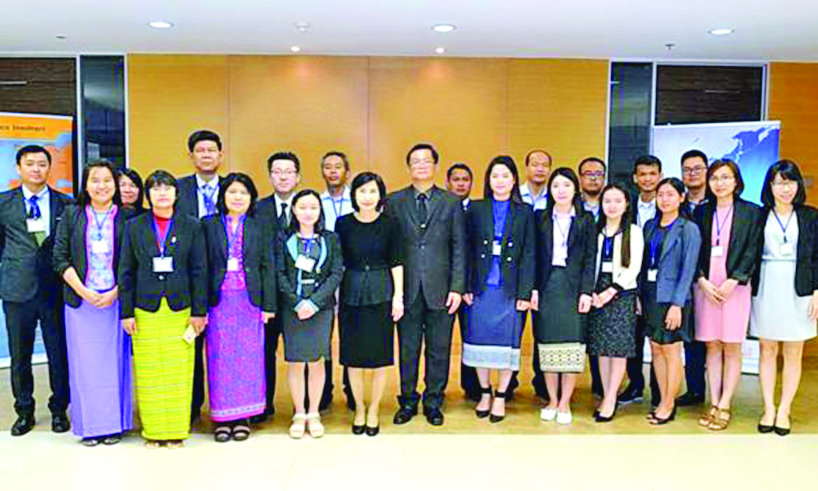 เวิร์กช็อปด้านการลงทุน  - หิรัญญา สุจินัย เลขาธิการคณะกรรมการส่งเสริมการลงทุน (บีโอไอ) ให้การต้อนรับเจ้าหน้าที่ของหน่วยงานที่เกี่ยวข้องกับการลงทุนจากกลุ่มประเทศ CLMV (กัมพูชา ลาว เมียนมา และเวียดนาม) ที่เข้าร่วมอบรมหลักสูตรให้ความรู้ด้านการลงทุน ระหว่างวันที่ 16-26 มกราคม ณ อาคารจามจุรีสแควร์ ชั้น 18