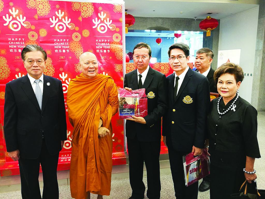 เปิดงาน - พระพรหมมังคลาจารย์ (เจ้าคุณธงชัย ธมฺมธโช) ผู้ช่วยเจ้าอาวาสวัดไตรมิตรวิทยารามวรวิหาร และนายหนิง ฟู่ ขุย เอกอัครราชทูตจีน ประจำประเทศไทย ร่วมเป็นประธานเปิดงาน “เส้นทางสายไหมทางทะเลในสายตาศิลปินไทย” โดยมี ศ.ดร.ม.ร.ว.สุริยวุฒิ  สุขสวัสดิ์ รองอธิการบดีมหาวิทยาลัยสยามและคณะผู้บริหาร ร่วมแสดงความยินดี ณ ศูนย์วัฒนธรรมแห่งประเทศจีน ถนนรัชดาภิเษก เร็วๆ นี้ 