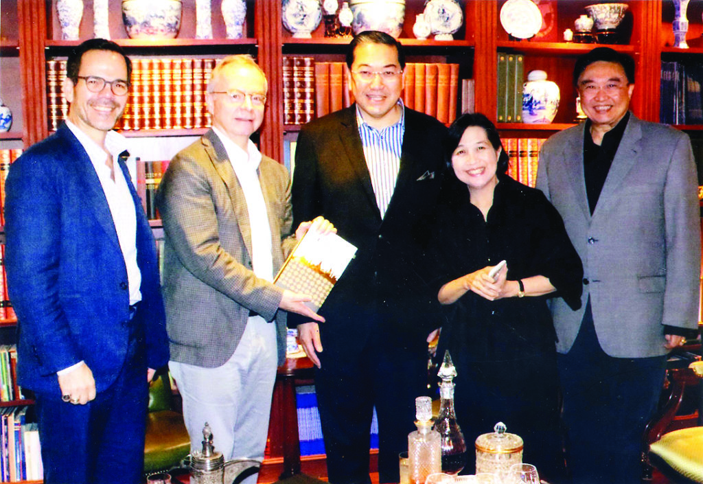 ต้อนรับ - ศ.ดร.สุรเกียรติ์ และท่านผู้หญิง ดร.สุธาวัลย์ เสถียรไทย เลี้ยงอาหารค่ำต้อนรับศาสตราจารย์ ดร.เดวิด เคเนดี้ ผอ.สถาบันกฎหมายและนโยบายของโลก คณะนิติศาสตร์ มหาวิทยาลัยฮาร์วาร์ด เนื่องในโอกาสมาบรรยายทางวิชาการในประเทศไทย โดยมี ศ.แดน เดเนียลเซน, ดร.สรจักร เกษมสุวรรณ ร่วมด้วย ณ บ้านต้นสน กรุงเทพฯ 