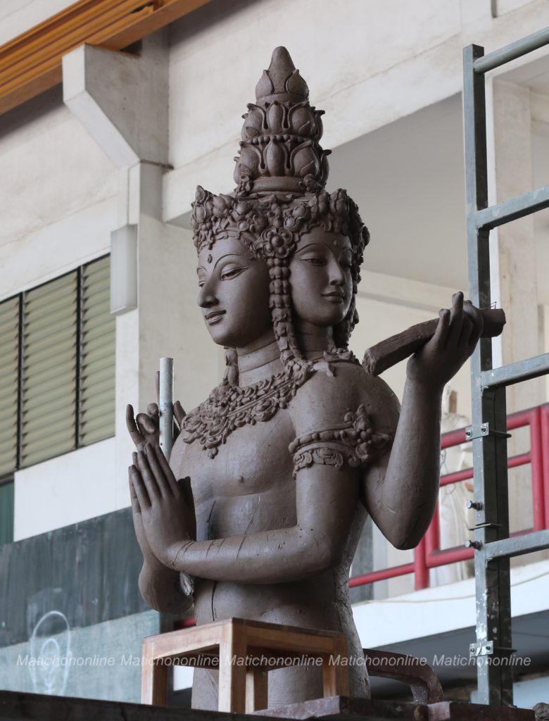 ประมติมากรรมมหาเทพ(พระพรหม)ที่ปั้นคล้ายคลังมนุษย์โดยมีกล้ามเนื้อ