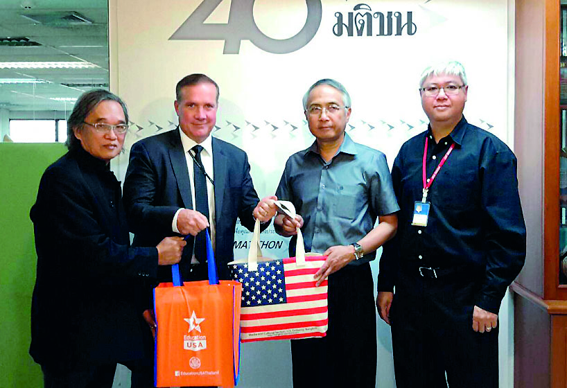 มอบของที่ระลึก - สตีฟ คาสตองกวัย รองโฆษกฝ่ายสื่อมวลชนและวัฒนธรรม สถานเอกอัครราชทูตสหรัฐอเมริกาประจำประเทศไทย ร่วมอวยพรและมอบของที่ระลึกเนื่องในโอกาสวันขึ้นปีใหม่สำหรับกองบรรณาธิการหนังสือพิมพ์มติชน โดยมี วรศักดิ์ ประยูรศุข บรรณาธิการ ผู้รับมอบ เมื่อเร็วๆ นี้