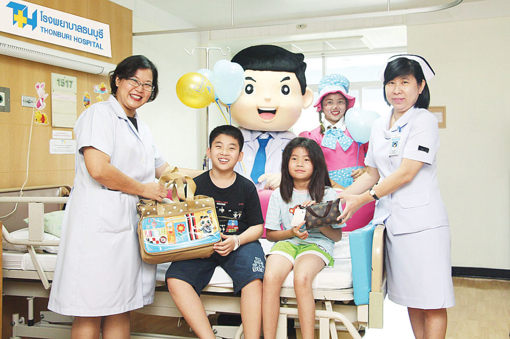 มอบความสุข โรงพยาบาลธนบุรี จัดงาน Thonburi Kids Day 2017 เนื่องในวันเด็กแห่งชาติประจำปี 2560 เพื่อเป็นการสร้างกำลังใจและมอบความสุขให้กับน้องๆ ที่มารับบริการและนอนพักรักษาตัวในโรงพยาบาล โดยมี พรทิพย์ โตประยูร หัวหน้าพยาบาลแผนกกุมารเวชกรรม มอบของขวัญ ขนม ลูกโป่งแฟนซีจากนักมายากล และกิจกรรมอีกมากมาย ณ โรงพยาบาลธนบุรี เมื่อเร็วๆ นี้ 