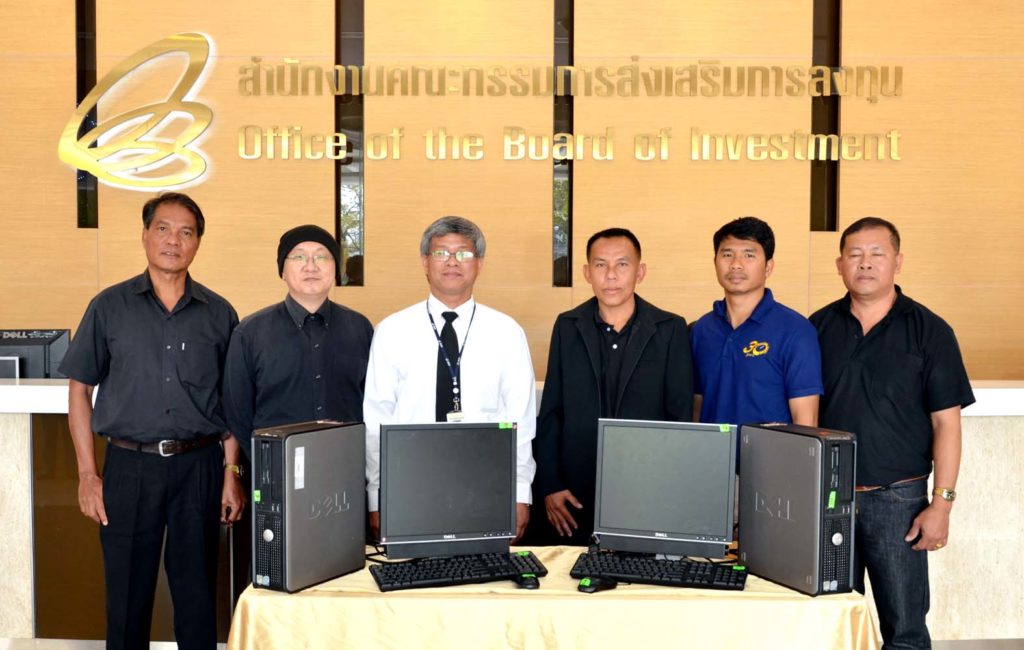  มอบคอมพิวเตอร์ - เศกสรรค์  เรืองโวหาร ผอ.สำนักสารสนเทศการลงทุน สำนักงานคณะกรรมการส่งเสริมการลงทุน (บีโอไอ) เป็นตัวแทนมอบครุภัณฑ์คอมพิวเตอร์ให้แก่ผู้แทนจากโรงเรียน 9 แห่ง อาทิ โรงเรียนบ้านเสรียง จ.สุรินทร์ โรงเรียนวัดโคกเขมา จ.นครปฐม โรงเรียนหุบมะกล่ำ จ.ราชบุรี เพื่อนำไปใช้ประโยชน์ทางการศึกษา  