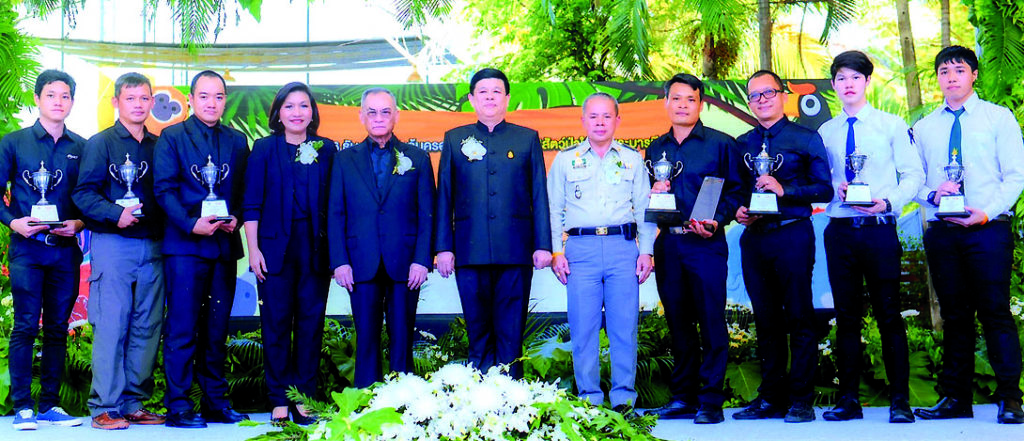 มอบรางวัล - พล.อ.สุรศักดิ์ กาญจนรัตน์ รมว.ทรัพยากรธรรมชาติและสิ่งแวดล้อม เป็นประธานเปิดงาน พร้อมมอบรางวัลโครงการปลูกจิตสำนึกอนุรักษ์ธรรมชาติและสิ่งแวดล้อม การประกวดภาพถ่าย “สัตว์มีค่า ป่ามีคุณ” ครั้งที่ 22 ประจำปี 2559 ซึ่งจัดขึ้นโดยกรมอุทยานแห่งชาติ สัตว์ป่าและพันธุ์พืชโดยมี ธัญญา เนติธรรมกุล เป็นตัวแทนร่วมกับกลุ่มทรู และ กันทิมา กุญชร ณ อยุธยา ร่วมงาน ณ สวนสัตว์ดุสิต