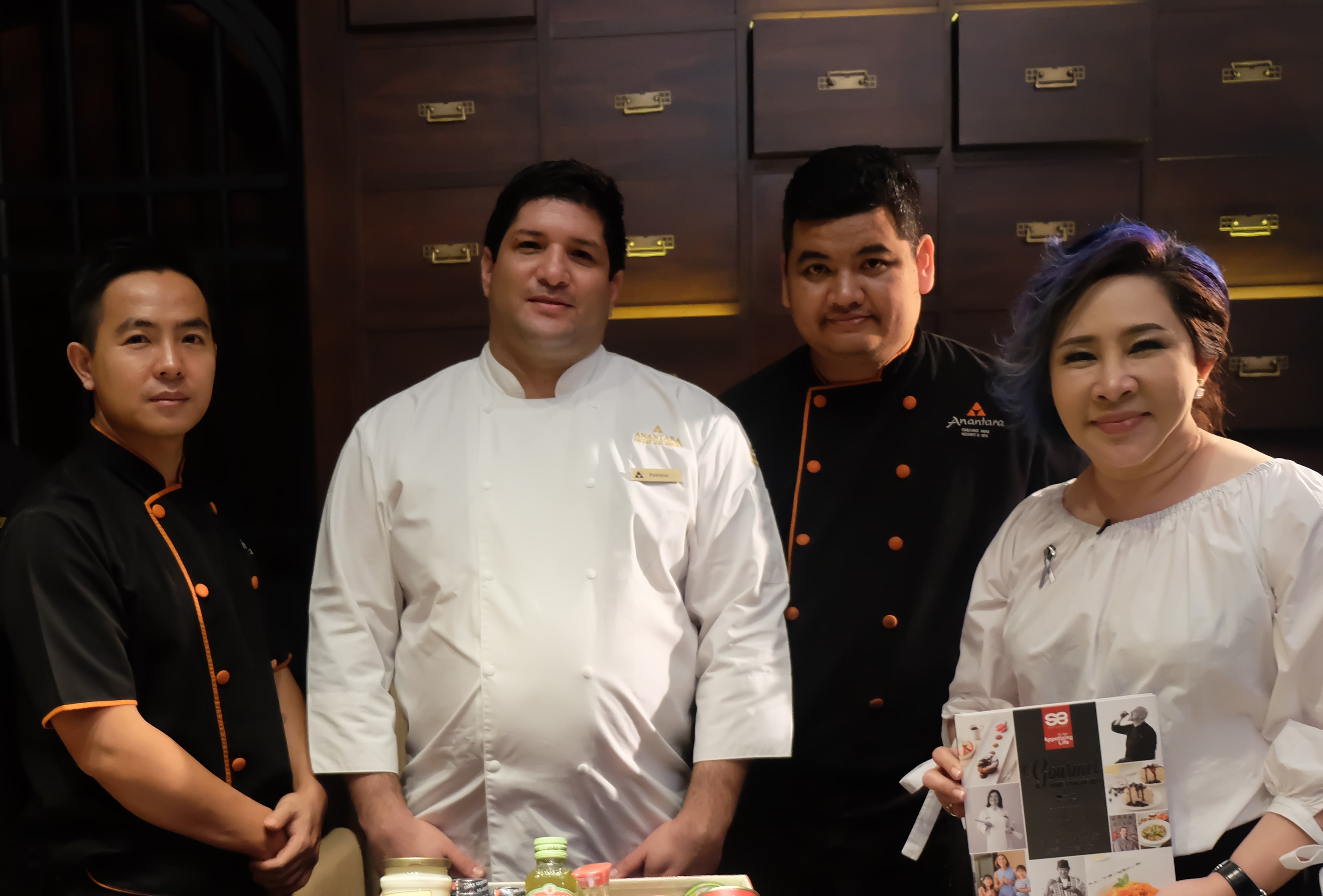 มาดามตวงกับเชฟห้องอาหารThe Service 1921 Resort & Bar