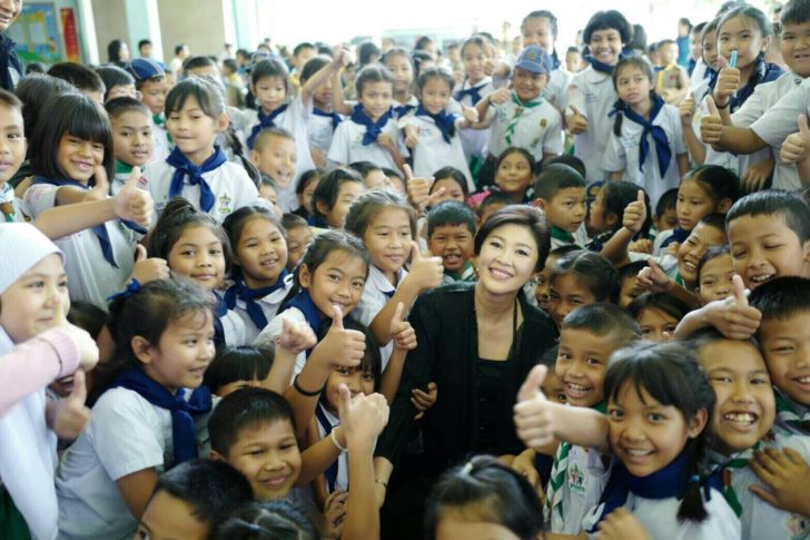 ยิ่งลักษณ์ มอบทุน ร.ร.คลองลำเจียก