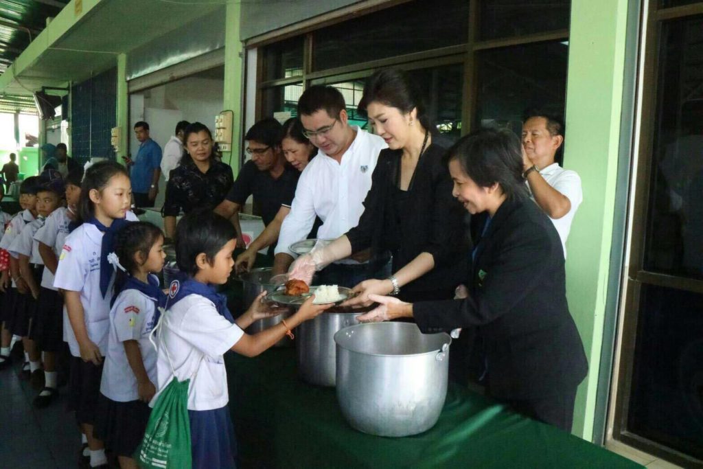 ยิ่งลักษณ์ มอบทุน ร.ร.คลองลำเจียก1