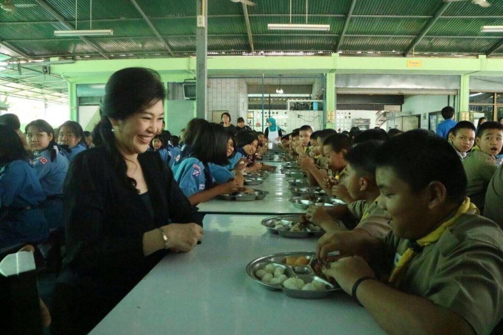 ยิ่งลักษณ์ มอบทุน ร.ร.คลองลำเจียก3
