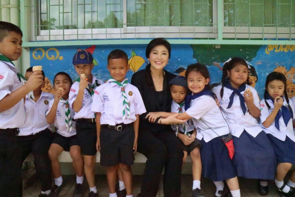 ยิ่งลักษณ์ มอบทุน ร.ร.คลองลำเจียก4