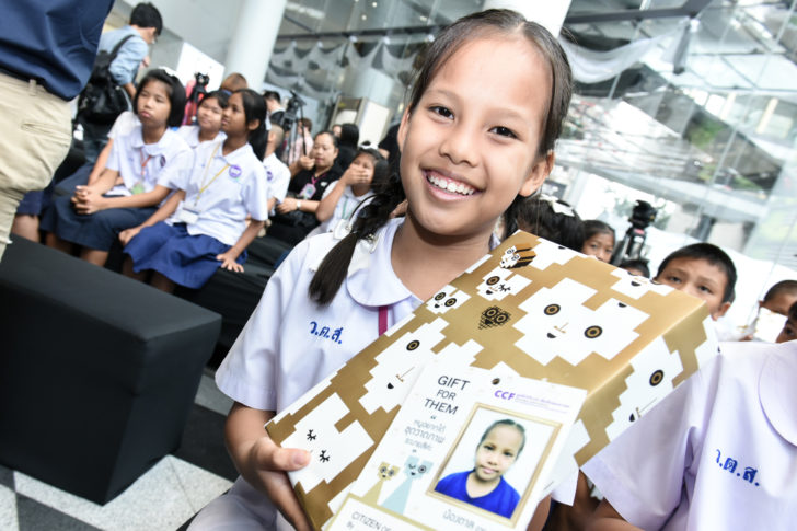 รอยยิ้มความดีใจของเด็กที่ได้รับของขวัญ