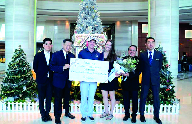 ต้อนรับนักเที่ยวคนที่ 32 ล.  - ประกิจ ชินอมรพงษ์ ที่ปรึกษากิตติมศักดิ์ สมาคมโรงแรมไทย มอบบัตรกำนัลห้องพักและช่อดอกไม้แสดงความยินดีกับ เชลบี้ พาสเตอร์ ชาวอเมริกัน นักท่องเที่ยวคนที่ 32 ล้านของปี 2559 ภายใต้โครงการทุกล้านคน ลุ้นเที่ยว ฟรีเมืองไทย จัดโดยการท่องเที่ยวแห่งประเทศไทย โดยมี พีระพงษ์ สุเปารุษ ผู้จัดการโรงแรม โรงแรมเดอะ แกรนด์ โฟร์วิงส์ คอนเวนชั่น กรุงเทพฯ และผู้บริหาร ให้การต้อนรับ เมื่อเร็วๆ นี้