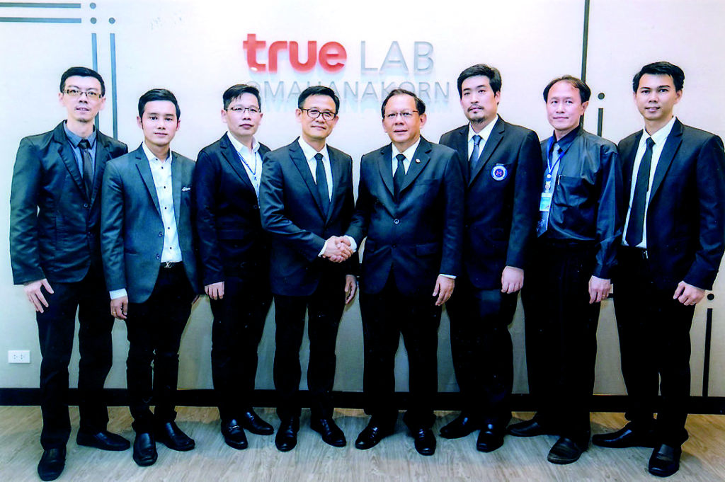 ร่วมมือ - ชัยสิทธิ์ สุทธิขจรกิจการ กก.ผจก.ใหญ่และประธานคณะผู้บริหาร บริษัท ทรูไลฟ์สไตล์ รีเทล จำกัด ร่วมกับมหาวิทยาลัยเทคโนโลยีมหานคร โดย รศ.สุเจตน์ จันทรังษ์ ดำเนินโครงการความร่วมมือด้านการพัฒนางานวิจัยและนวัตกรรม ร่วมสร้างนวัตกรรุ่นใหม่ พร้อมเปิด true LAB@MAHANAKORN ศูนย์การเรียนรู้ วิจัย และพัฒนานวัตกรรม