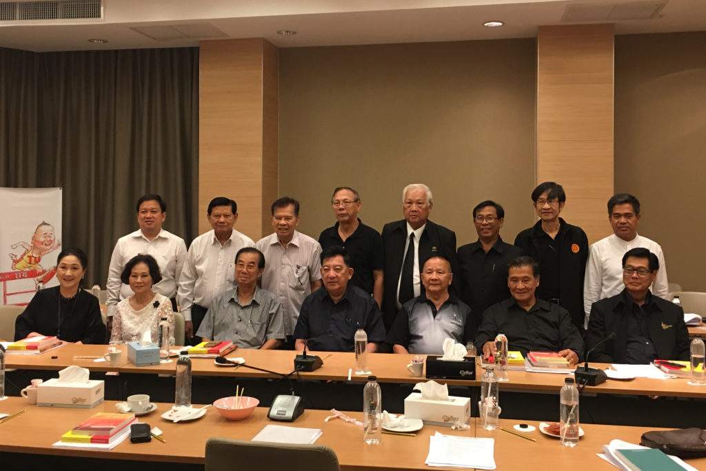 ยอดคนธรรมศาสตร์ - ร.ต.ต.เกรียงศักดิ์ โลหะชาละ ประธานสภา กทม. อดีตนายกสมาคมธรรมศาสตร์ในพระบรมราชูปถัมภ์ เป็นประธานจัดงานฉลองอายุครบ 7 รอบ 84 ปี ให้แก่ยอดยิ่ง โสภณ ศิษย์เก่าคณะพาณิชยศาสตร์และการบัญชี มธ. ผู้ซึ่งสละแรงกายแรงใจ รวมทั้งสละเวลาและกำลังทรัพย์ ทำงานเพื่อชาวธรรมศาสตร์ตั้งแต่จบการศึกษากระทั่งถึงปัจจุบัน ที่สมาคมธรรมศาสตร์ฯ ซอยงามดูพลี เมื่อเร็วๆ นี้