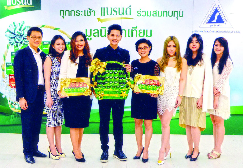 สร้างความดี - พุดตาน พงศ์พัฒนาไพบูลย์ ผอ.ฝ่ายการตลาด บริษัท เซเรบอส (ประเทศไทย) จำกัด แถลงข่าว เปิดโครงการ “แบรนด์สร้างความดี...เพื่อมูลนิธิขาเทียมในสมเด็จพระศรีนครินทราบรมราชชนนี” โดยมี ศักดิ์สิทธิ์ เวชสุภาพร พรีเซ็นเตอร์โครงการ ณิชชา บุณยากร, ศรัณย์ภัค เพ็ญชาติ, มนอำไพ สิงหเสนี และอภิสิทธิ์ ฉัตรทนานนท์ ร่วมรณรงค์ในครั้งนี้ ณ ลานกิจกรรม สถานีรถไฟฟ้าช่องนนทรี กรุงเทพฯ