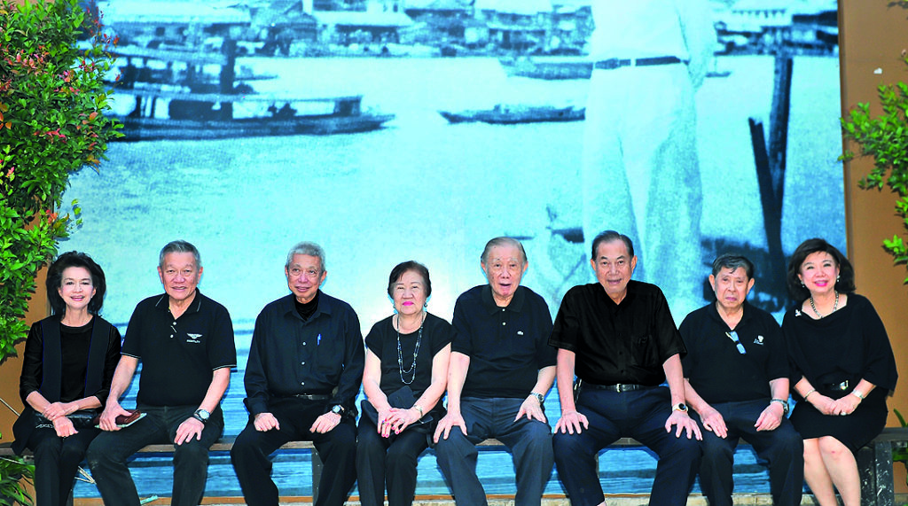 เครือสหพัฒน์ - รวมใจปลูกต้นราชพฤกษ์ เพื่อน้อมรำลึกถึงพระมหากรุณาธิคุณพระเจ้าแผ่นดิน รัชกาลที่ 9 จัดโดย ศิรินา โชควัฒนา ปวโรฬารวิทยา ซึ่งมีผู้บริหาร บุณยสิทธิ์-บุณย์เอก-ณรงค์-บุญเกียรติ โชควัฒนา ฯลฯ พร้อมพนักงานในเครือสหพัฒน์ และกรรมการมูลนิธิ ดร.เทียม โชควัฒนา ร่วมงาน ณ ศูนย์การท่องเที่ยวและเรียนรู้ปรัชญาเศรษฐกิจพอเพียง วิลล่า สุวรรณภูมิ ร่มเกล้า 26 เมื่อเร็วๆ นี้
