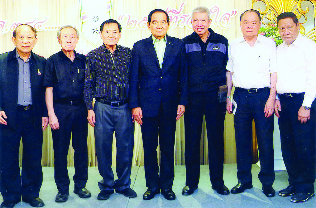 สังสรรค์ - พล.อ.ชัยณรงค์ หนุนภักดี ปธ.น.ศ.วิทยาลัยป้องกันราชอาณาจักร (วปรอ.344) นัดเพื่อนๆ ร่วมรุ่น อาทิ ธรรมนูญ หวั่งหลี ศ.นพ.ปริญญา สากิยลักษณ์ พล.อ.เชิญชัย พินิจสุทธาโภชน์ ณรงค์ โชควัฒนา พยนต์ พันธ์ศรี และประสิทธิ์ หิตะนันท์ ร่วมพบปะสังสรรค์ในงาน “25 ปี ที่ร่วมใจ” ณ ห้องมรกต รร.ดิ เอมเมอรัลด์ เมื่อเร็วๆ นี้