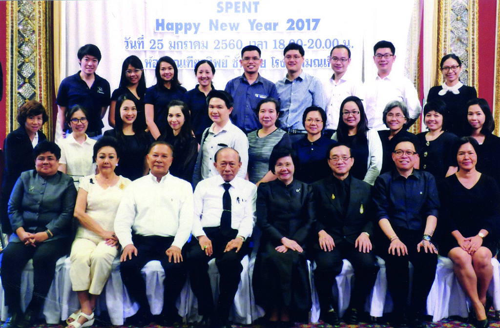 สังสรรค์ปีใหม่ - พ.อ.นพ.อุปถัมภ์ ศุภสินธุ์ นายกสมาคมผู้ให้อาหารทางหลอดเลือดดำและทางเดินอาหารแห่งประเทศไทยจัดประชุมและเลี้ยงสังสรรค์ปีใหม่ โดยมี พล.อ.ท.นพ.สญชัย ศิริวรรณบุศย์ และ ศ.นพ.จอมจักร จันทรสกุล มาร่วมงานด้วยบรรยากาศอบอุ่นและเป็นกันเอง ณ ห้องมณเฑียรทิพย์ รร.มณเฑียร กรุงเทพ ถนนสุรวงศ์ เมื่อเร็วๆ นี้ 