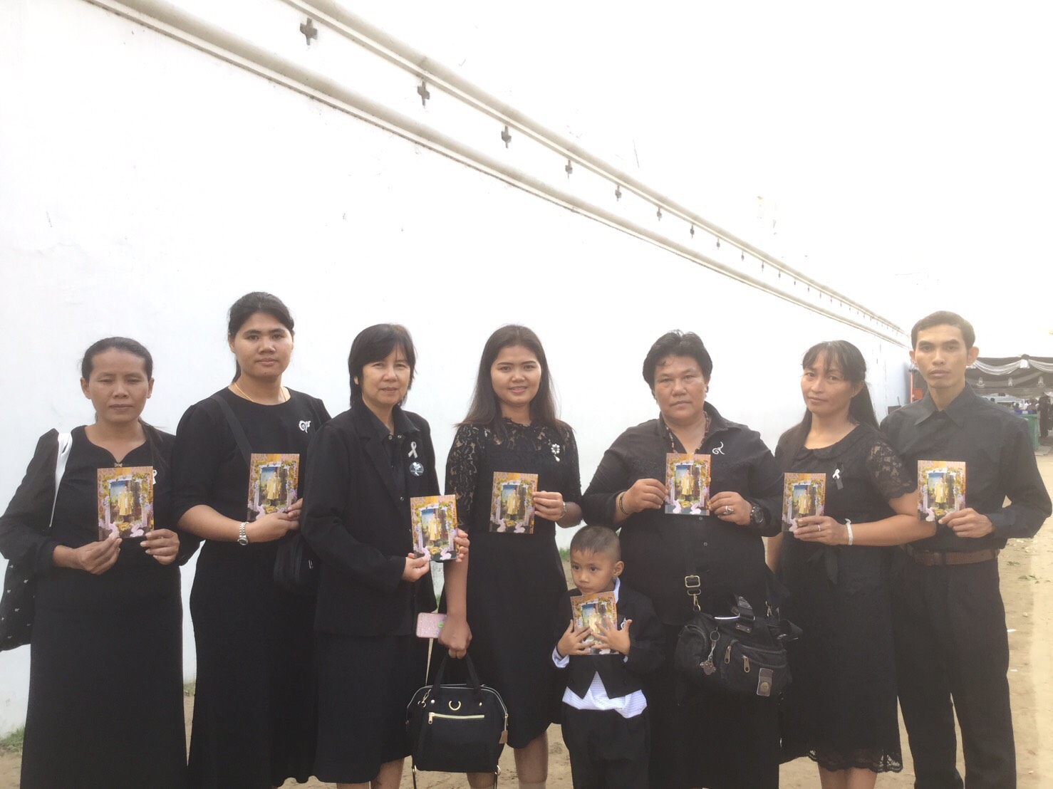 สายพิณ (คนที่ 3 จากขวา)