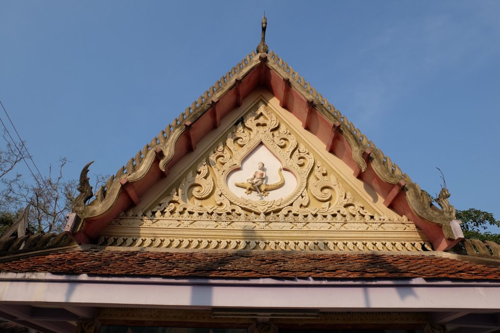 หน้าบันอุโบสถ (เก่า) รูปไกรทองขี่ชาละวัน