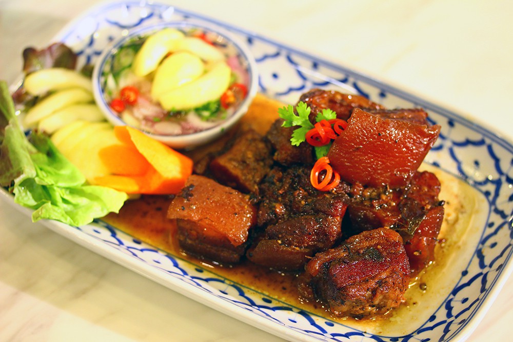 หมูเกาหยุกน้ำผึ้งมะม่วงเบา