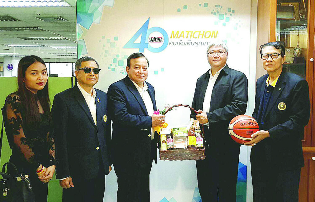 อวยพร - พล.ท.เฉลิมเกียรติ โพธิ์ทองนาค นายกสมาคมกีฬาบาสเกตบอลแห่งประเทศไทยฯ นำทีมคณะกรรมการบริหารสมาคม เข้าอวยพรกองบรรณาธิการ นสพ.มติชน โดยมี นฤตย์ เสกธีระ บรรณาธิการบริหาร นสพ.มติชน ให้การต้อนรับ ที่อาคารมติชน เมื่อเร็วๆ นี้ 