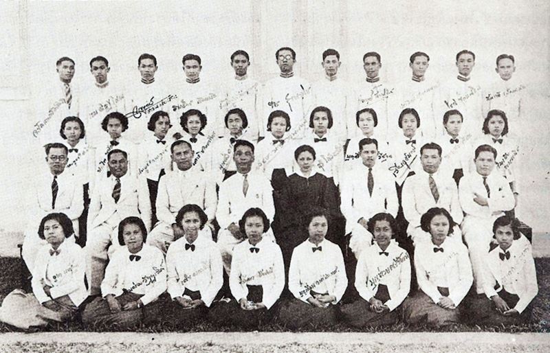 ศาสตราจารย์ ท่านผู้หญิงนพคุณ ทองใหญ่ ณ อยุธยา (สวมครุย กลางภาพ) ถ่ายร่วมกับ นิสิตหลักสูตรอักษร ศาสตรบัณฑิต รุ่นที่ 3 คณะอักษรศาสตร์ จุฬาลงกรณ์ มหาวิทยาลัย