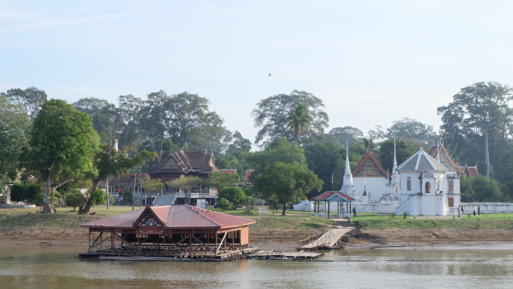 เรือนแพเสด็จพระพาสต้นสมัยรัชกาลที่ 5 ใกล้ตลาดริมแม่น้ำสะแกกรัง อ.เมือง จ.อุทัยธานี