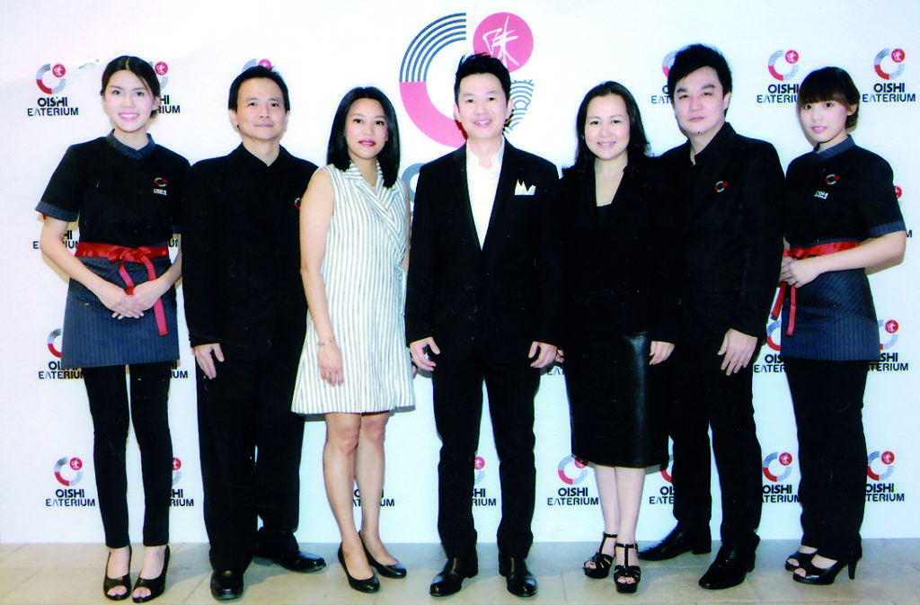 เปิดตัว - แซม-ไพศาล อ่าวสถาพร รอง กก.ผจก.สายงานธุรกิจอาหาร บมจ.โออิชิ กรุ๊ป จัดงานแถลงข่าวเปิดตัว “OISHI EATERIUM” (โออิชิ อีทเทอเรียม) นิยามใหม่ของร้านอาหารญี่ปุ่น...แห่งแรกของประเทศไทย โดยมี มนต์ฤดี อัครราช ศุภมงคล มงคลสมัย สรีวรรณ เจนรถา และสุรเดช โผนประเสริฐ ร่วมงาน ณ โออิชิ อีทเทอเรียม ชั้น 7 เซ็นทรัลพลาซา แกรนด์ พระราม 9 เมื่อเร็วๆ นี้ 