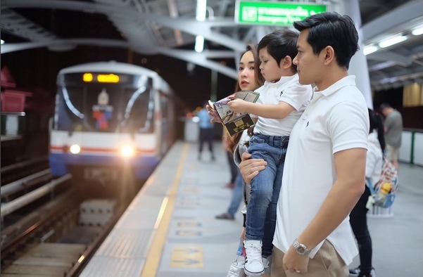 เป้ยพาโปรดขึ้นรถไฟฟ้า7