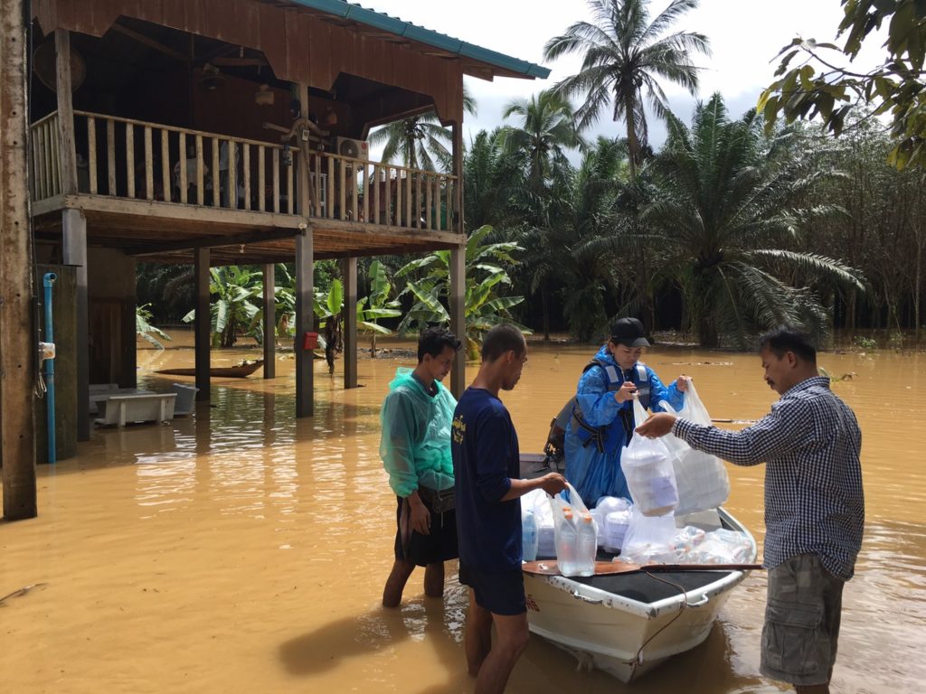 เรือแจกน้ำชาวบ้าน