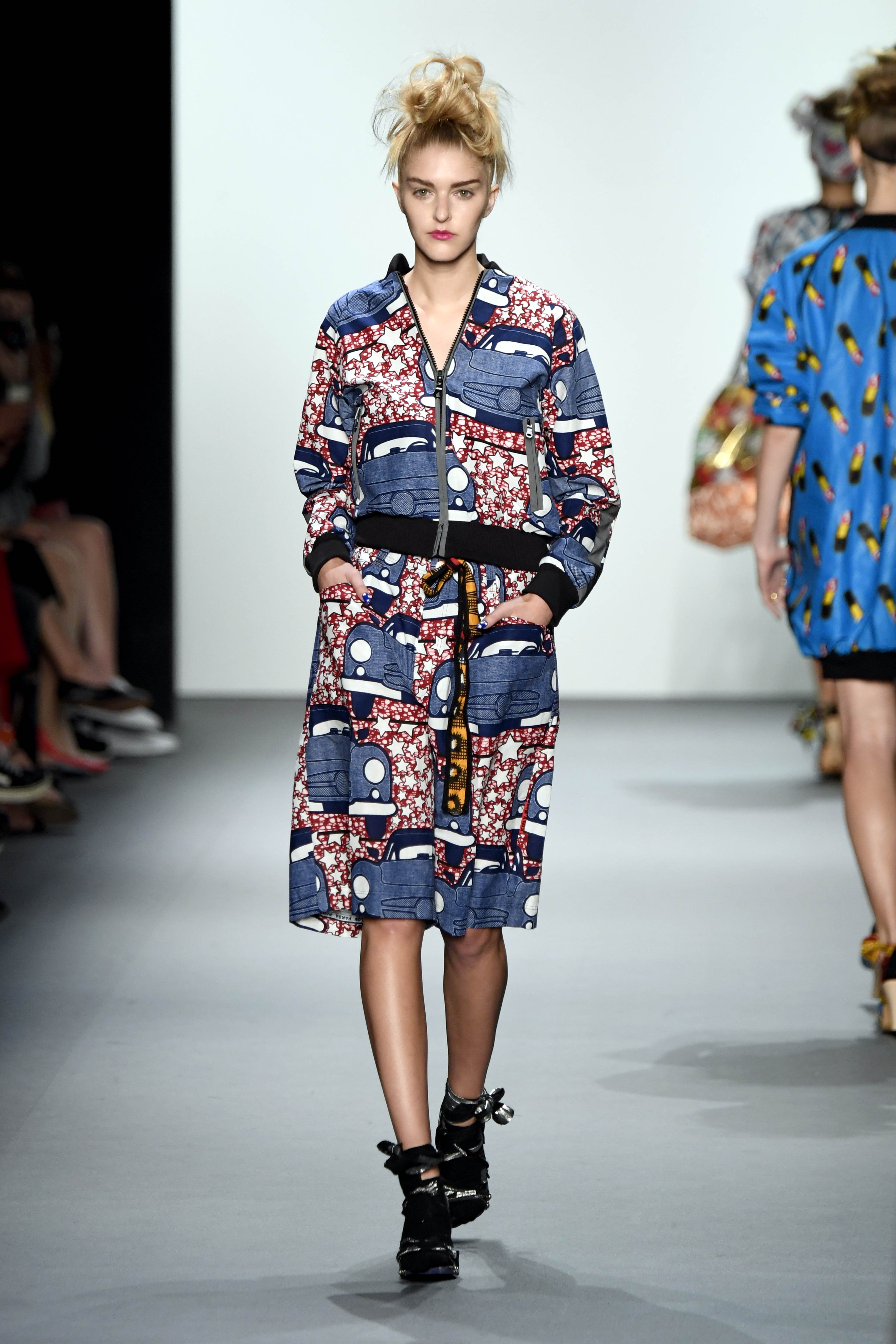 NEW YORK, NY - SEPTEMBER 14: A model walks the runway at Xuly Bet fashion show during September 2016 - New York Fashion Week: The Shows at The Dock, Skylight at Moynihan Station on September 14, 2016 in New York City. Frazer Harrison/Getty Images/AFP == FOR NEWSPAPERS, INTERNET, TELCOS & TELEVISION USE ONLY ==