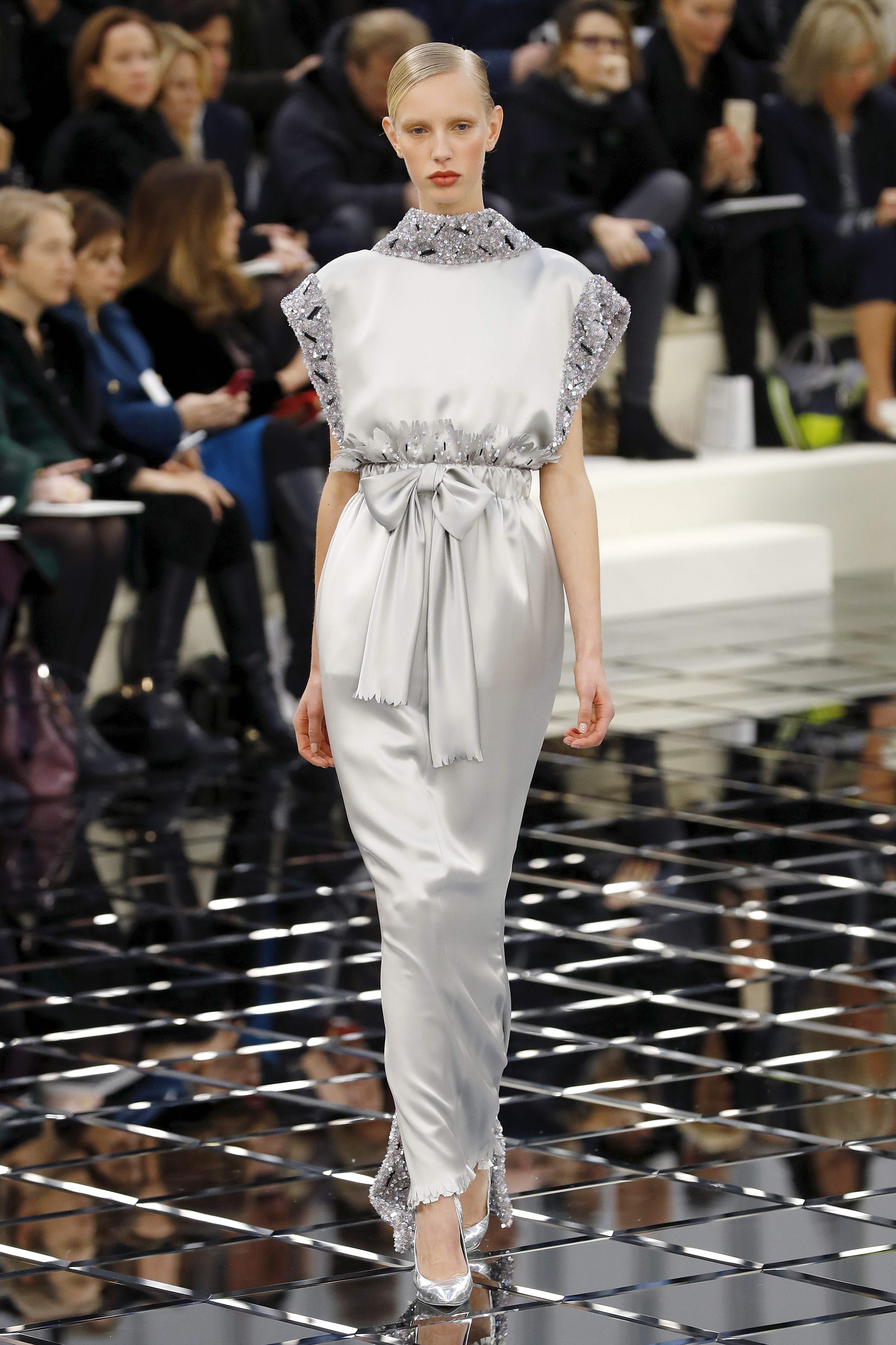 A model presents a creation for Chanel during the 2017 spring/summer Haute Couture collection on January 24, 2017 in Paris. / AFP PHOTO / Patrick KOVARIK