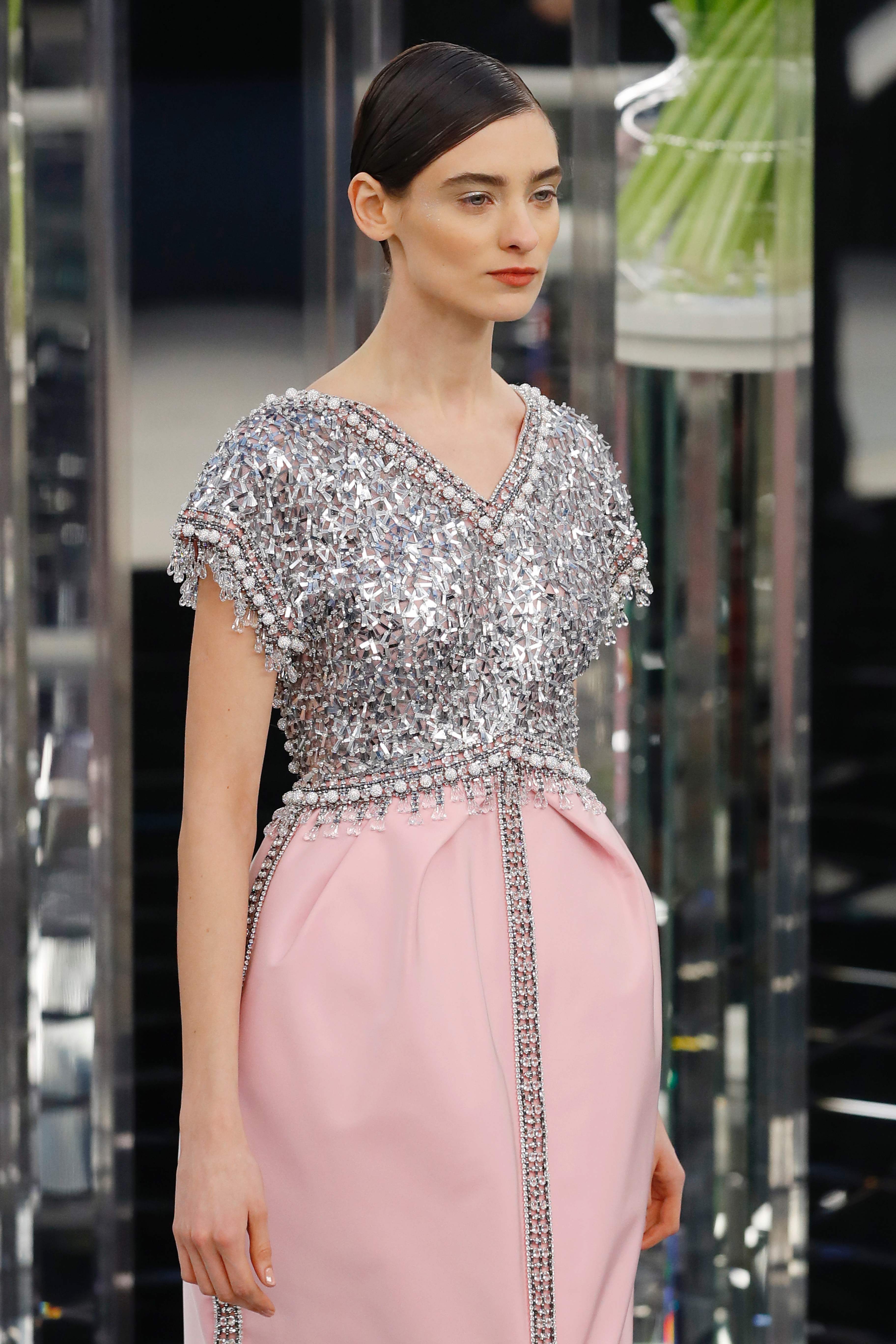 A model presents a creation for Chanel during the 2017 spring/summer Haute Couture collection on January 24, 2017 in Paris. / AFP PHOTO / Patrick KOVARIK