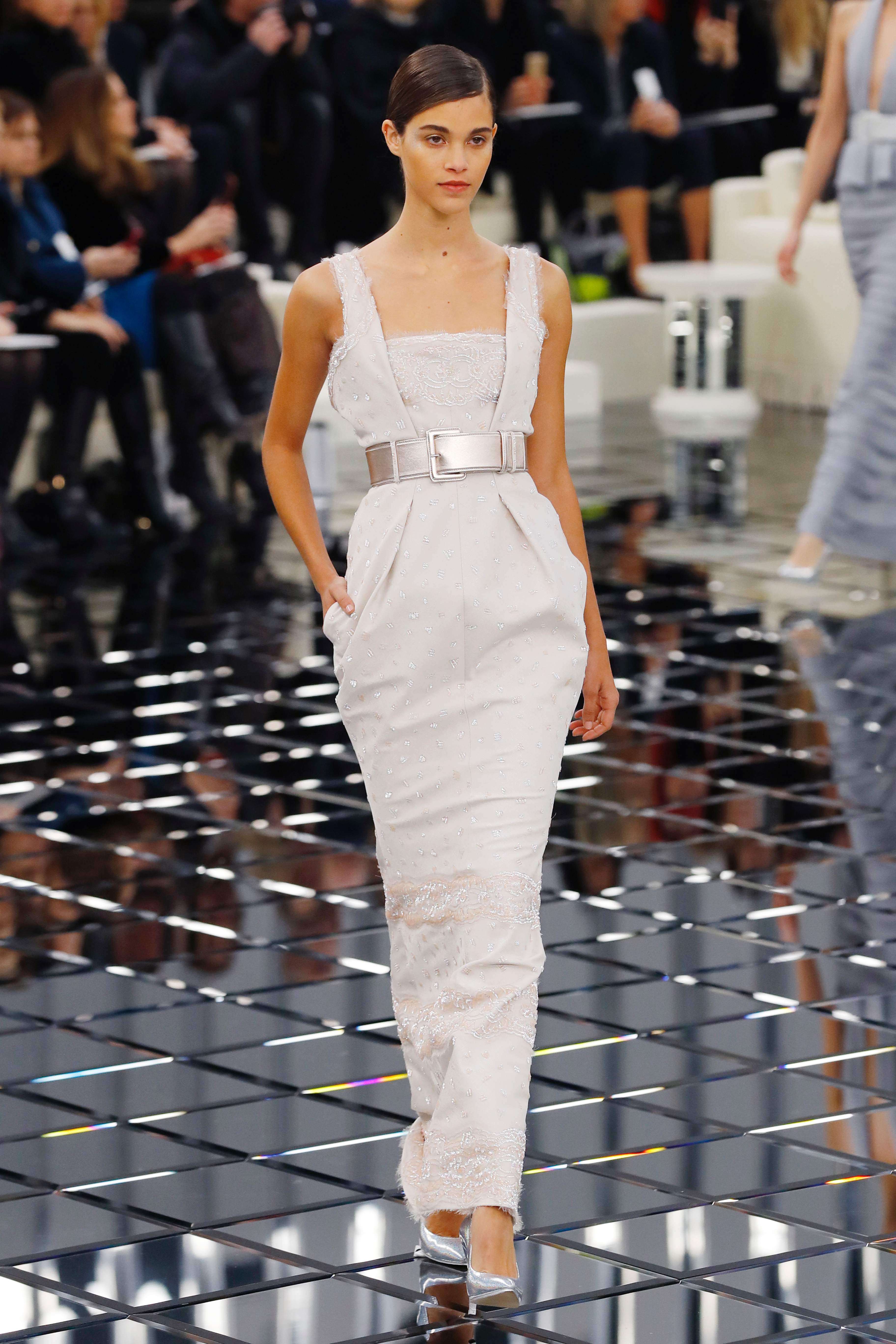 A model presents a creation for Chanel during the 2017 spring/summer Haute Couture collection on January 24, 2017 in Paris. / AFP PHOTO / Patrick KOVARIK