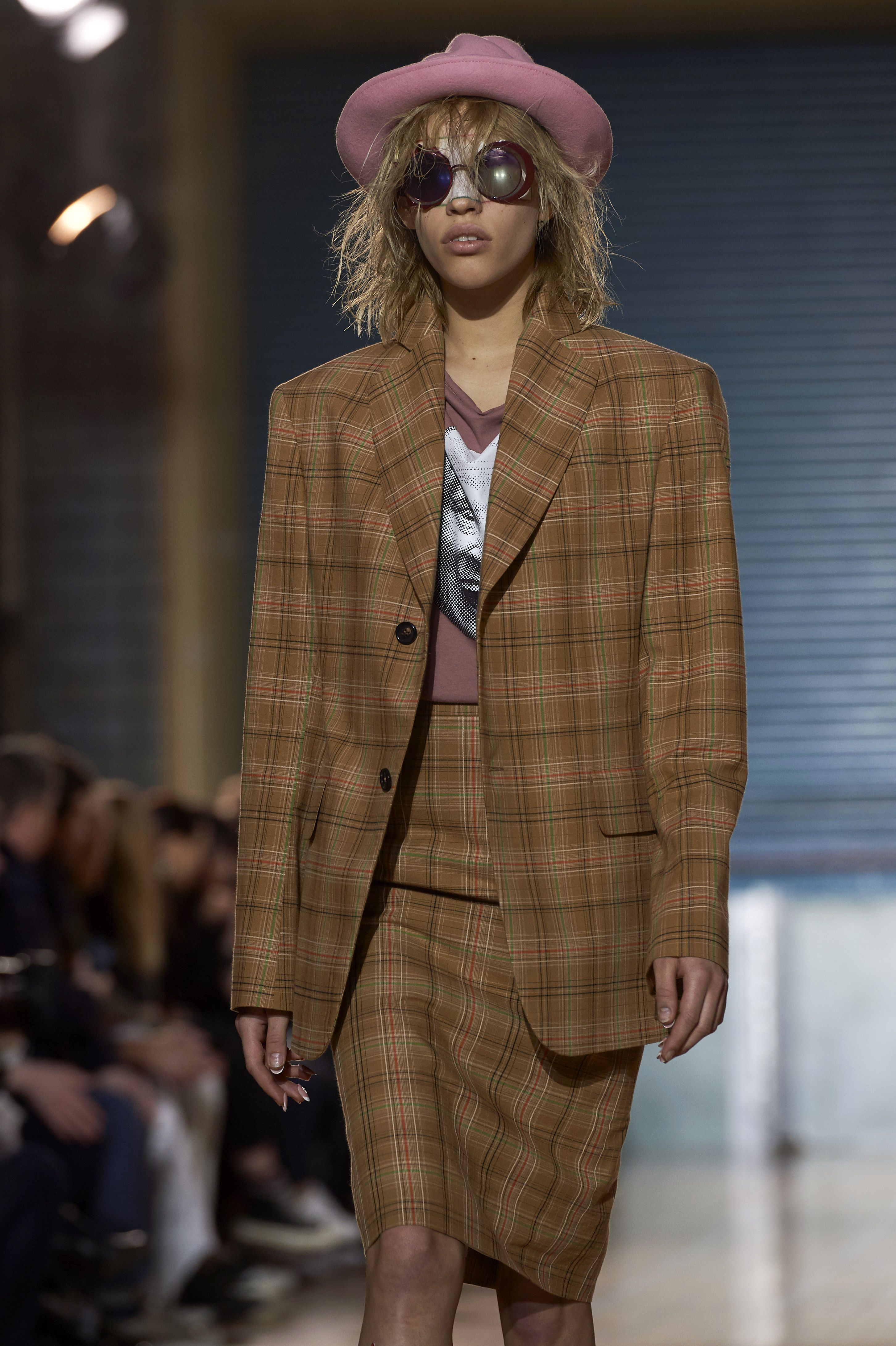 A model presents a creation by British designer Vivienne Westwood on the final day of the Autumn/Winter 2017 London Fashion Week Men's fashion event in London on January 9, 2017. / AFP PHOTO / NIKLAS HALLE'N