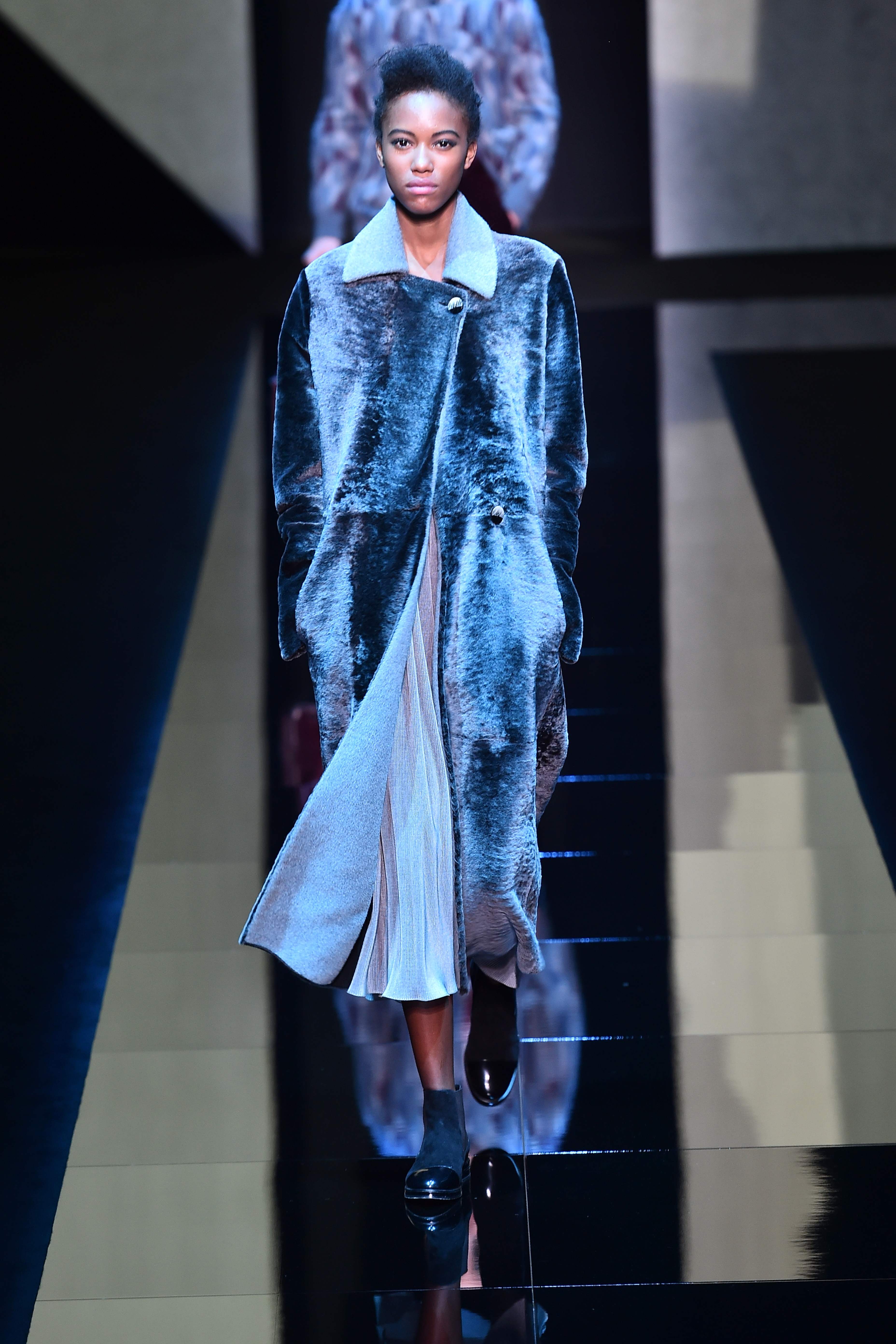 A model presents a creation for fashion house Giorgio Armani during the Men's Fall-Winter 2017-2018 fashion week on January 17, 2017 in Milan. / AFP PHOTO / GIUSEPPE CACACE