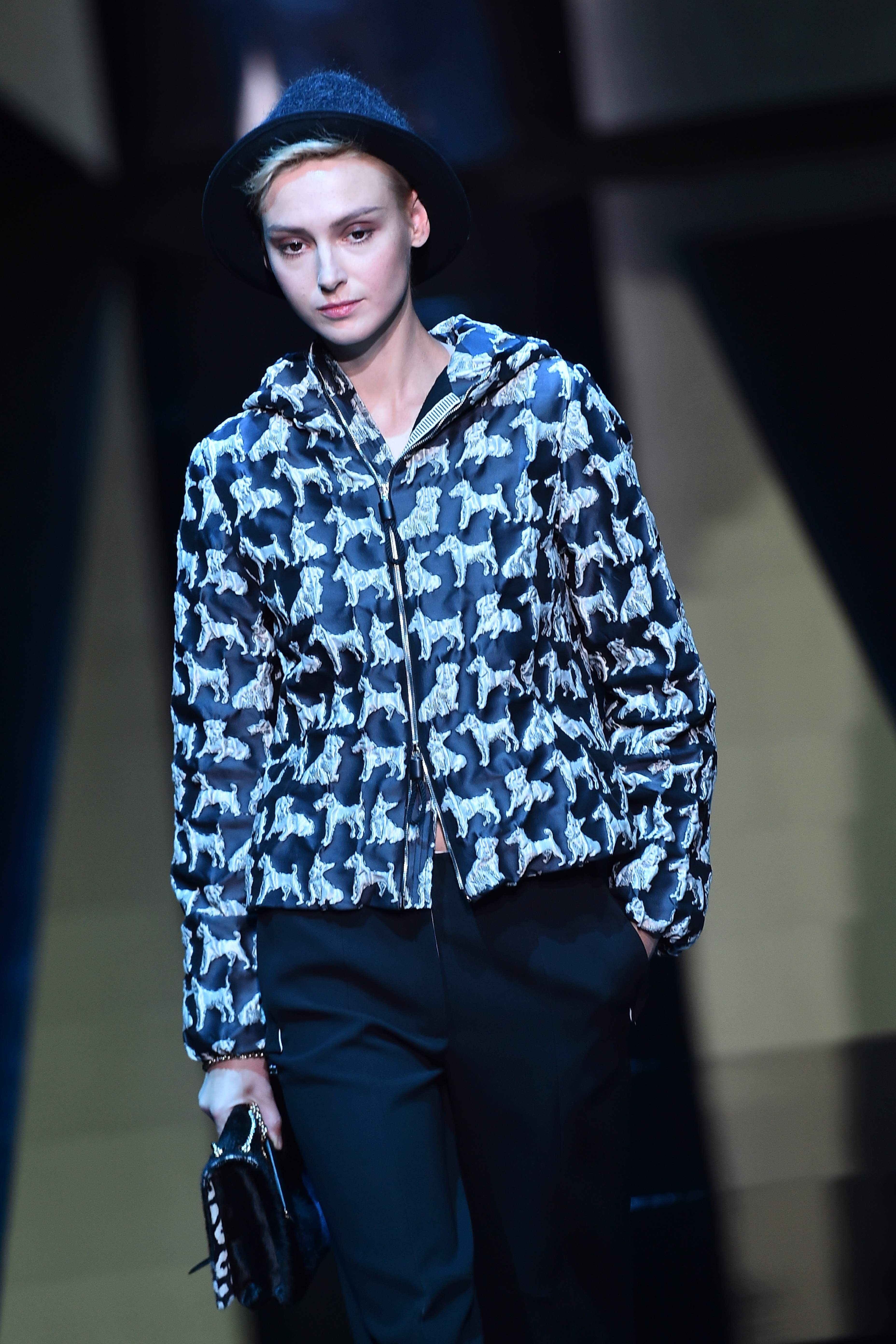 A model presents a creation for fashion house Giorgio Armani during the Men's Fall-Winter 2017-2018 fashion week on January 17, 2017 in Milan. / AFP PHOTO / GIUSEPPE CACACE