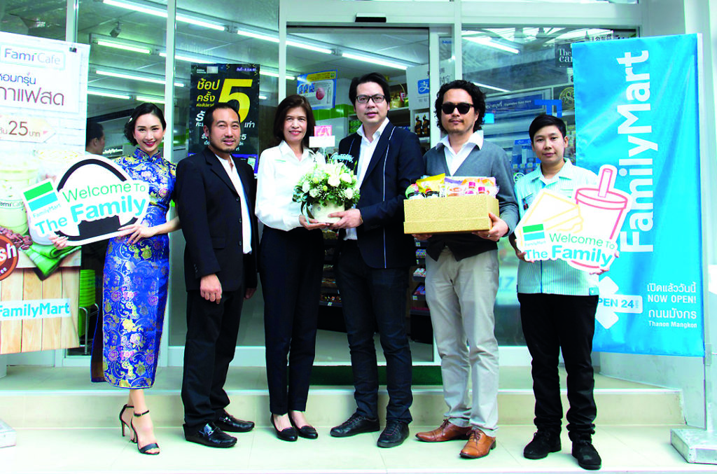 แฟมิลี่มาร์ทเปิดสาขาใหม่ - จิรนันท์ ผู้พัฒน์ กรรมการผู้จัดการใหญ่ พงศ์ ศกุนตนาค รองกรรมการผู้จัดการใหญ่ บริษัท เซ็นทรัลแฟมิลี่มาร์ท จำกัด เปิดสาขาใหม่ย่านเยาวราช “ร้านแฟมิลี่มาร์ท สาขาถนนมังกร” โดยมี เศรษฐวัจน์ ตั้งวัชรพงศ์ กรรมการผู้จัดการ สายงานอสังหาริมทรัพย์ และพรรค ธารดำรงค์ รองกรรมการผู้จัดการ ฝ่ายการตลาด บริษัท อีเอ็มซี จำกัด (มหาชน) ร่วมแสดงความยินดี เมื่อเร็วๆ นี้