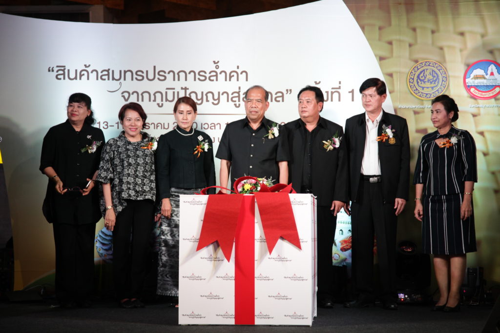 โอท็อป - ธนู บุญเลิศ รองผู้ว่าราชการจังหวัดสมุทรปราการ เป็นประธาน บุญรัตน์ บุ้นมัจฉา พาณิชย์จังหวัดสมุทรปราการและส่วนราชการที่เกี่ยวข้อง ร่วมในพิธีเปิดงาน “สินค้าสมุทรปราการล้ำค่า จากภูมิปัญญาสู่สากล” ครั้งที่ 1 เมื่อเร็วๆ นี้