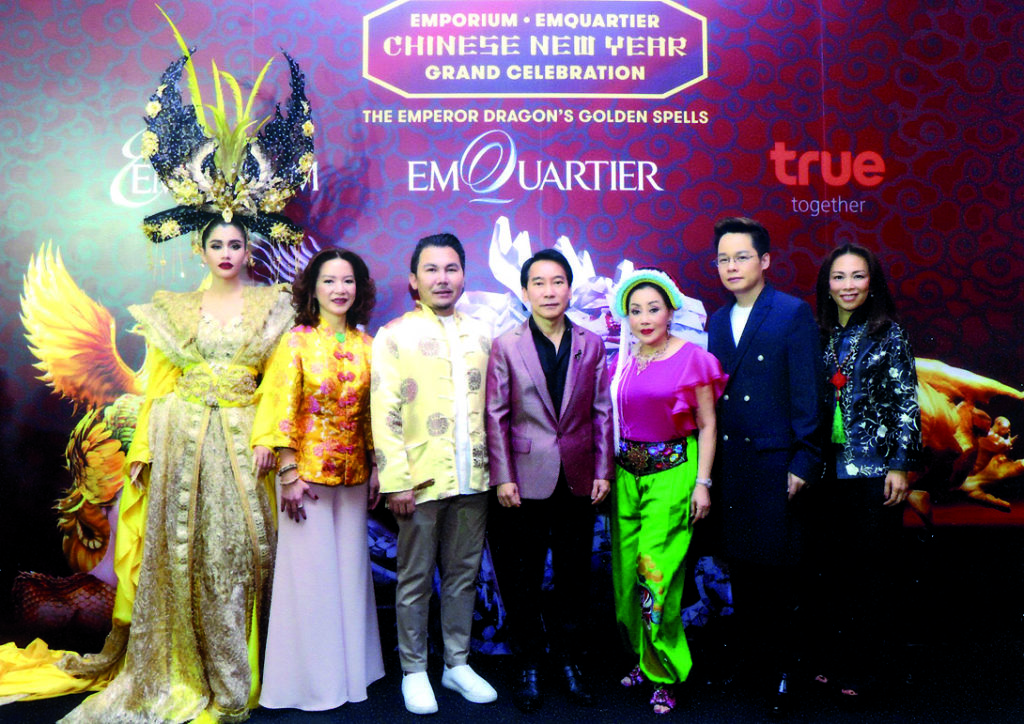 ไชนิส นิวเยียร์ - เกรียงศักดิ์ ตันติพิภพ ผู้บริหารศูนย์การค้า ดิ เอ็มควอเทียร์ ร่วมกับ ธีรศักดิ์ อรุณเริ่มวัฒนะ ผู้บริหารบริษัท ทรู คอร์เปเรชั่น จัดงาน “ไชนิส นิวเยียร์ แกรนด์ เซเลเบรชั่น ดิ เอ็มเพอเร่อร์ ดราก้อนส์ โกลเด้น สเปลส์” เฉลิมฉลองเทศกาลตรุษจีนครั้งยิ่งใหญ่ ณ ศูนย์การค้า ดิ เอ็มควอเทียร์ เมื่อเร็วๆ นี้