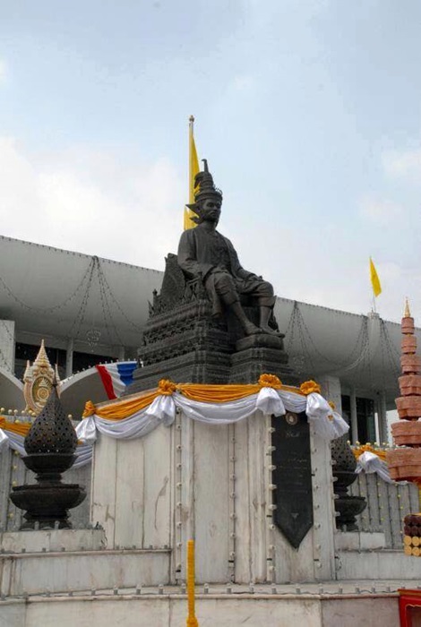 พระบรมราชานุสาวรีย์รัชกาลที่ 7 (ภาพจากเว๊บไซต์รัฐสภา)