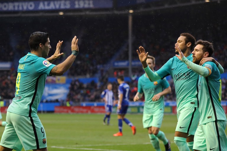 ซัวเรซร่วมยินดีกับเนย์มาร์และเมสซี่ (ภาพ AFP)