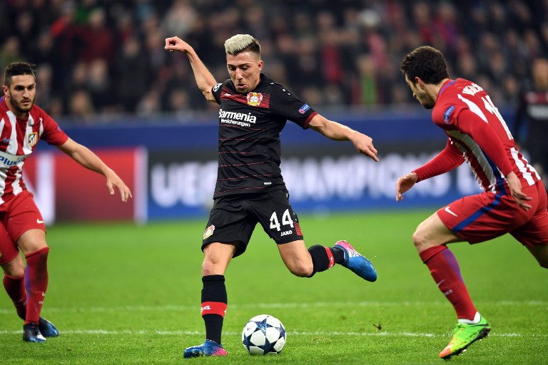 Leverkusen's Slovanian midfielder Kevin Kampl (C) shoots during the UEFA Champions League round of 16 first-leg football match between Bayer 04 Leverkusen and Club Atletico de Madrid in Leverkusen, western Germany on February 21, 2017. / AFP PHOTO / dpa / Federico Gambarini / Germany OUT