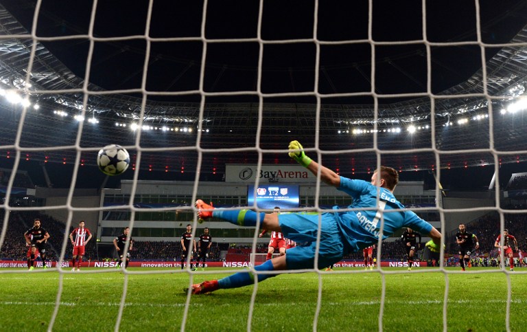Atletico Madrid's French forward Kevin Gameiro (C) scores from the penalty spot past Leverkusen's goalkeeper Bernd Leno during the UEFA Champions League round of 16 first-leg football match between Bayer 04 Leverkusen and Club Atletico de Madrid in Leverkusen, western Germany on February 21, 2017. / AFP PHOTO / dpa / Federico Gambarini / Germany OUT